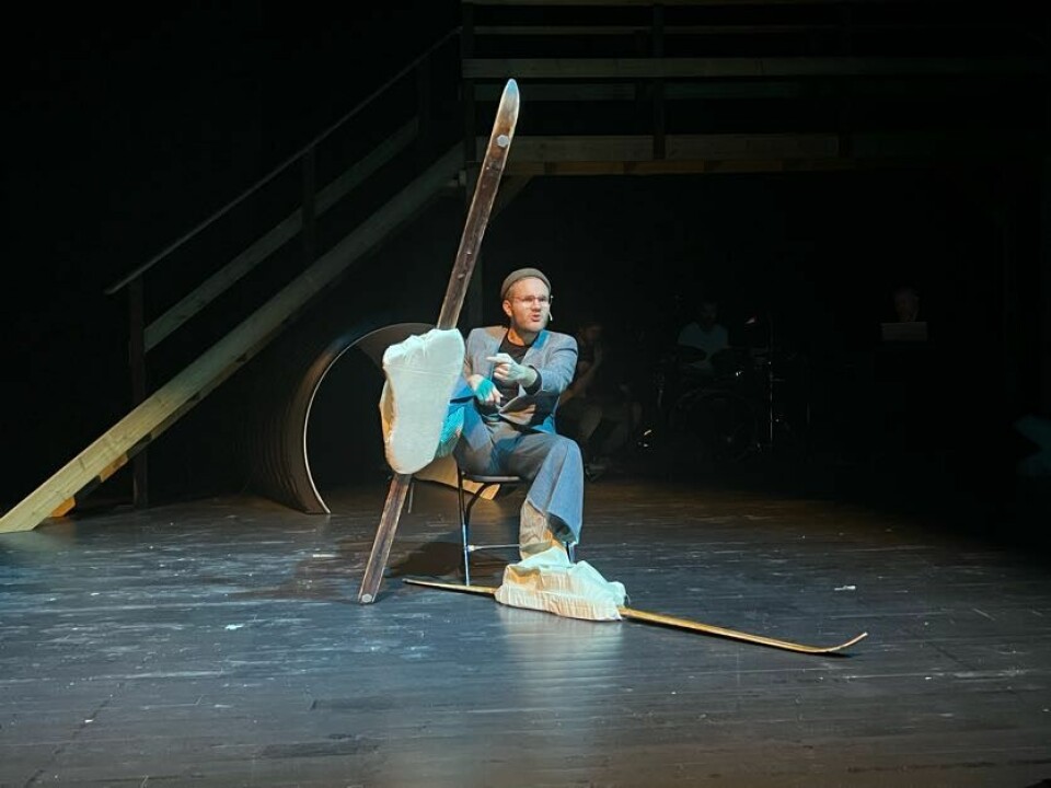 En revuartist på scenen, med svære føtter og gamle treski.