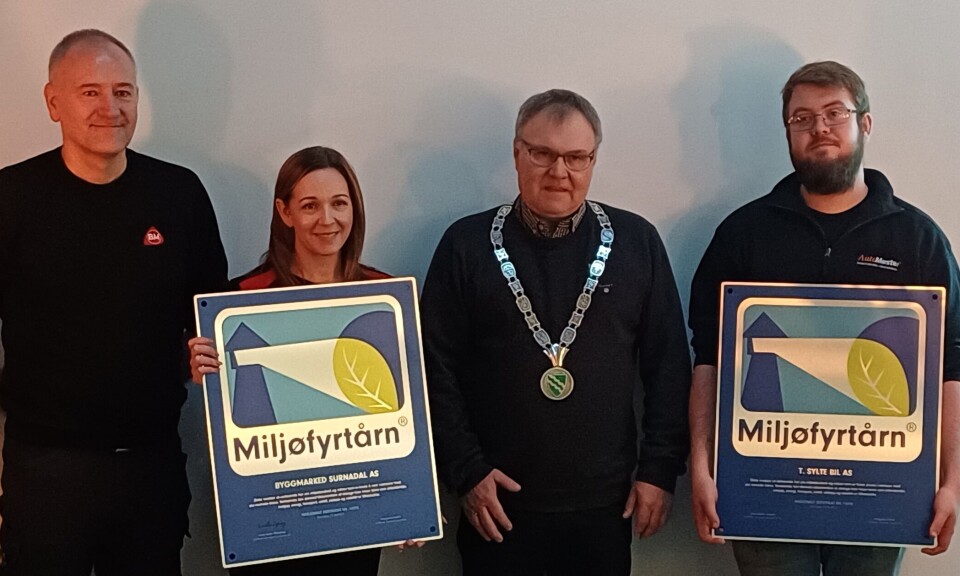 Ordfører Hugo Pedersen overrakte diplomene til representantene for T.Sylte Bil AS og Byggmarked Surnadal AS