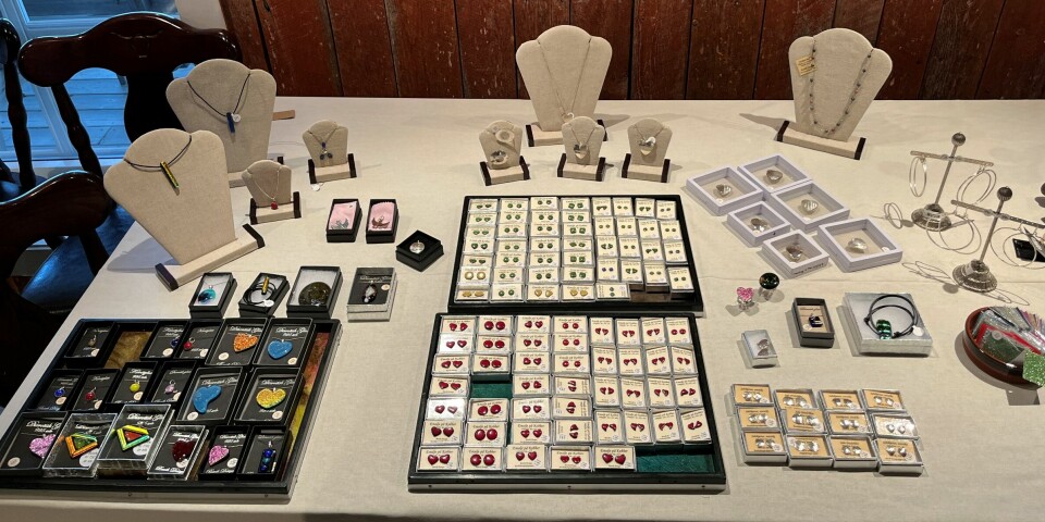 Mange ulike smykker på et bord.