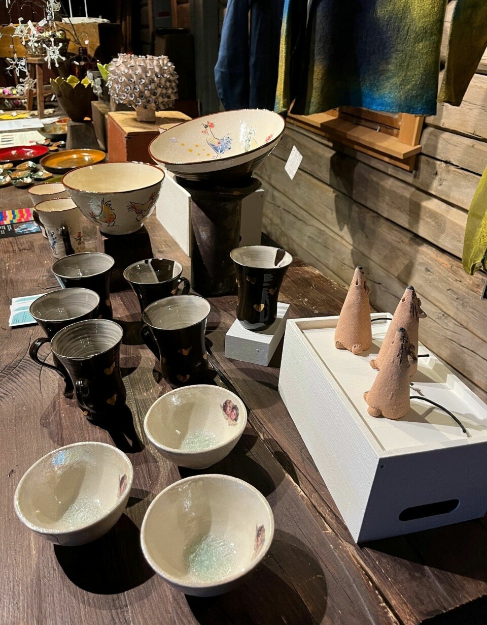 Gjenstander av keramikk på et bord.