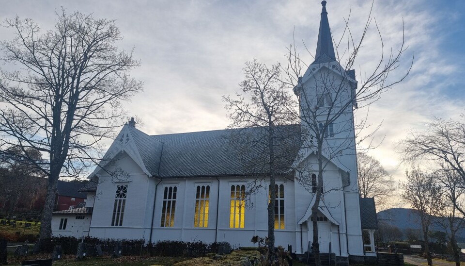 Stangvik kyrkje. En hvit kirke