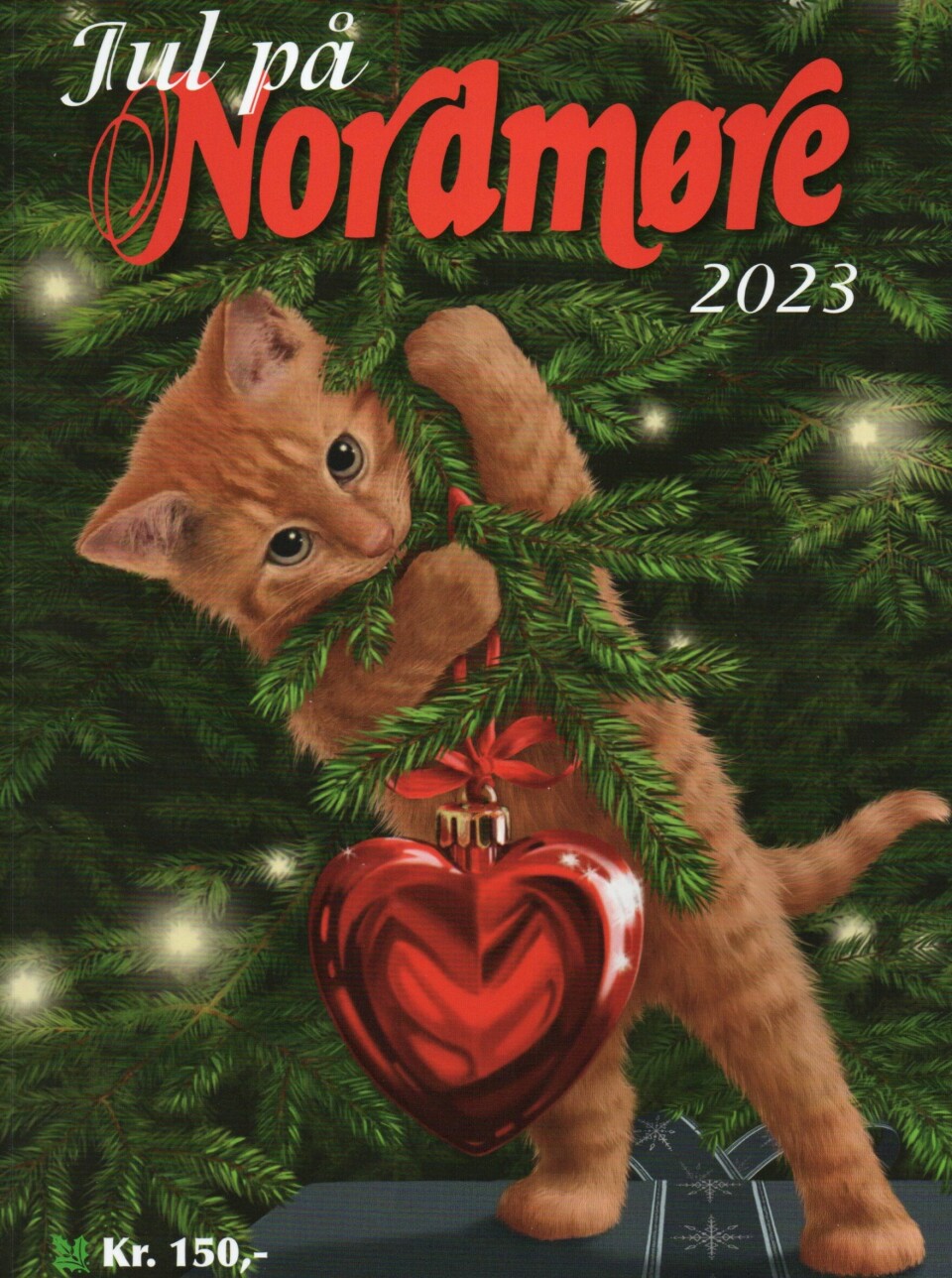 En katt står på bakføttene oppå en julepresang og holder rundt en gren av juletreet/juletrekule. Juletrekulen er formet som et hjerte.