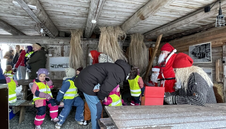 Mange barn og tre nisser.