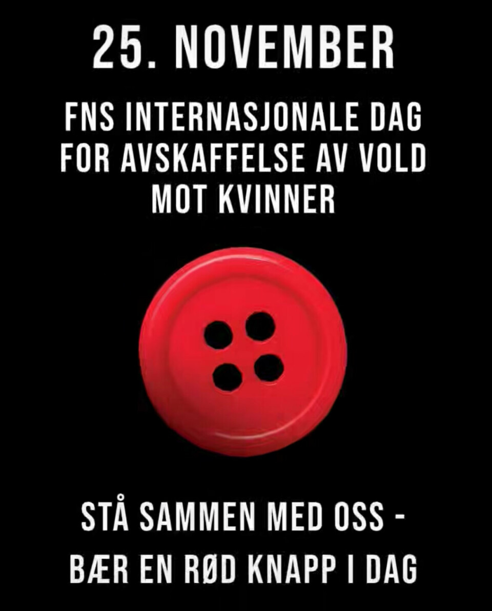 Bilde av Rød knapp med slagord for 25. november, FNs internasjonale dag for avskaffelse av vold mot kvinner.