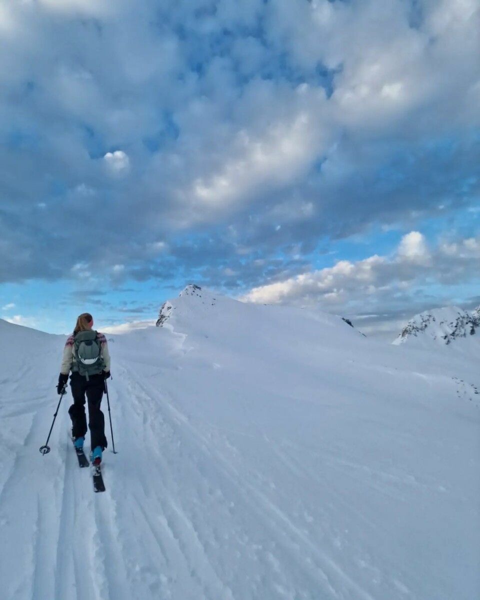 Trolltinden. Denne turen gjorde godt for både hodet og kroppen. En kvinne går på ski på fjellet