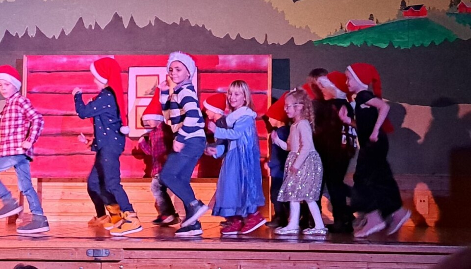 Barn danser på en scene