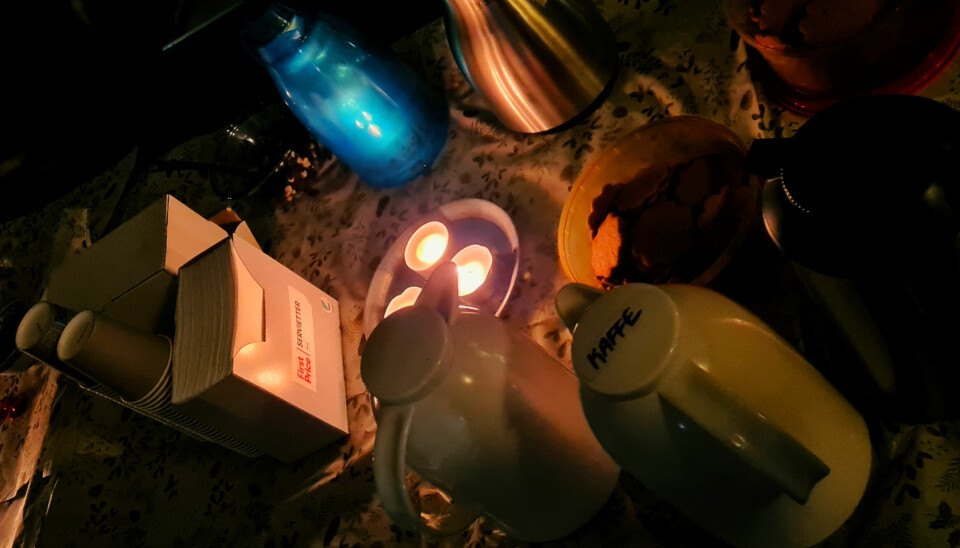 Bord med kaker, lys og kaffekanner
