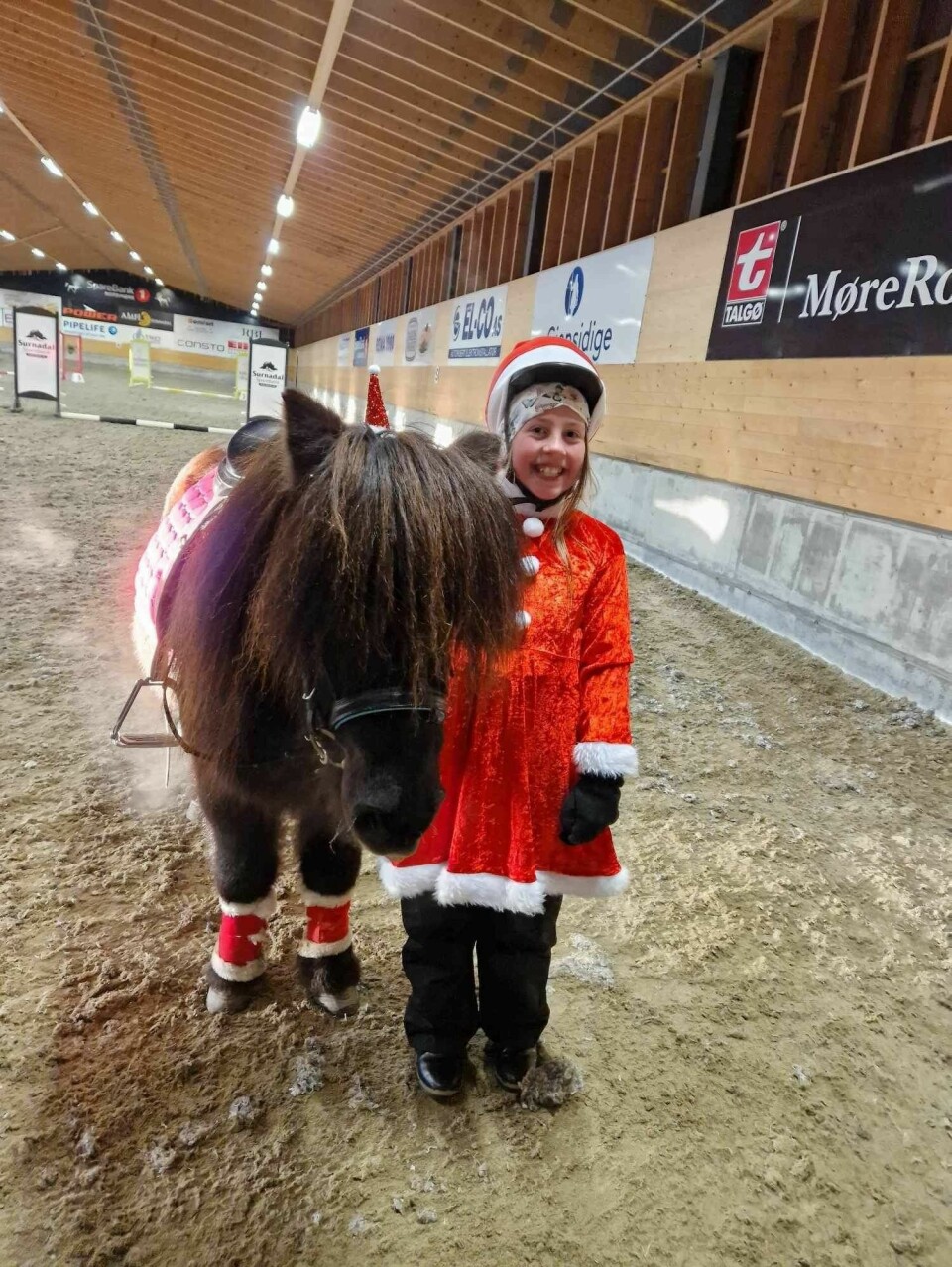 Jente og hest med julekostyme