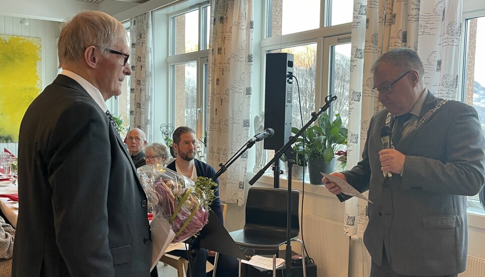Johannes J Vaag mottar eldrearbeiderprisen fra Ordfører Hugo Pedersen