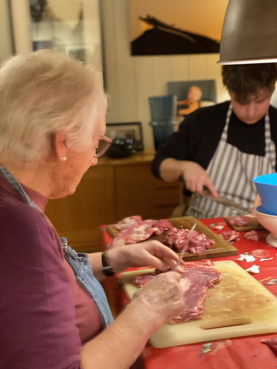 Kvinne 80 år og barnebarn lager lammerull