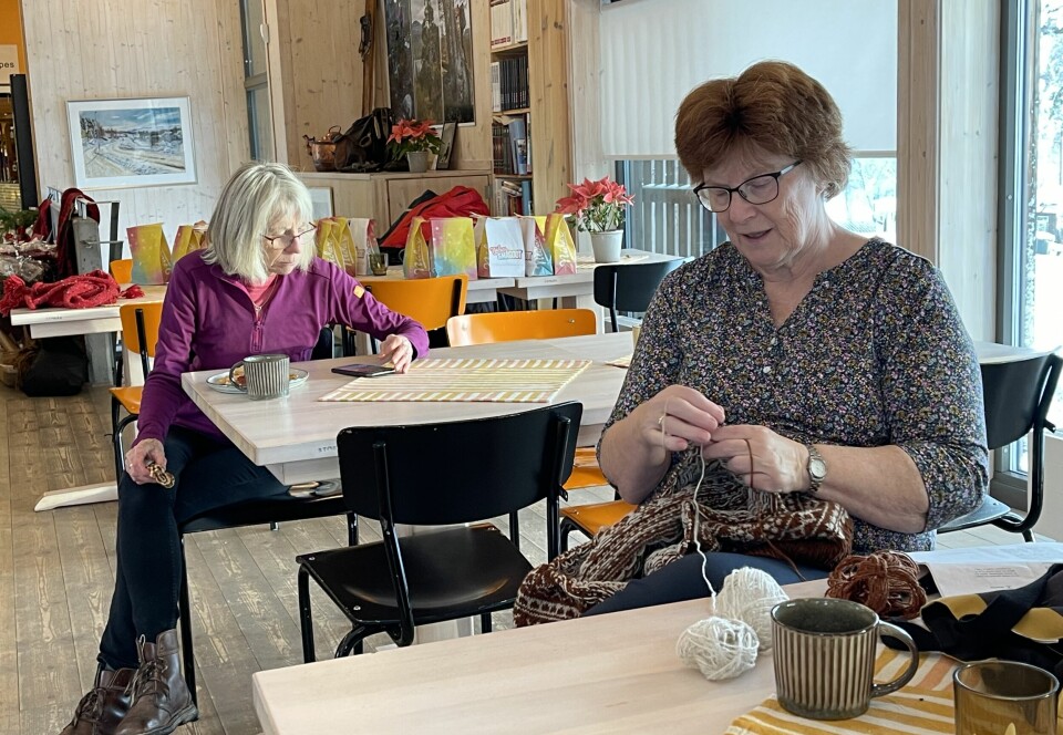 Ann Elin H. Brønstad har med strikking overalt. Her venter hun på at smånissene skal komme inn etter oppdrag på Nissefest