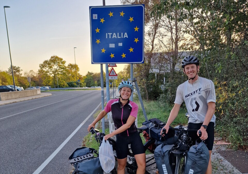 Grensepassering mellom Slovenia og Italia. To syklister ved EU grenseskilt