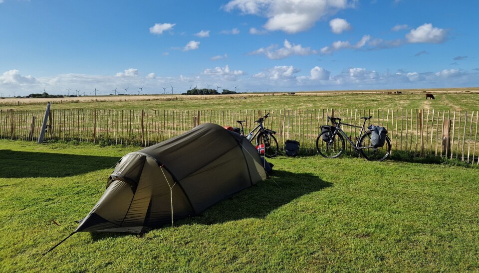 Det ble mange overnattinger i telt i løpet av turen, her fra en fin campingplass i Tyskland Telt ved åker