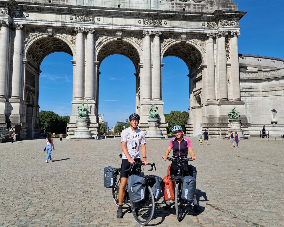 Syklister ved monument