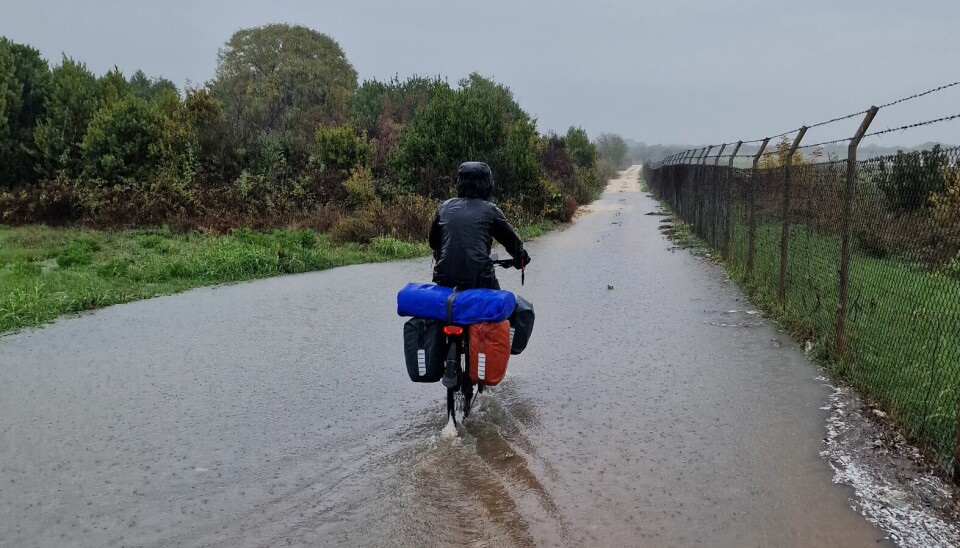 Syklist på oversvømt vei