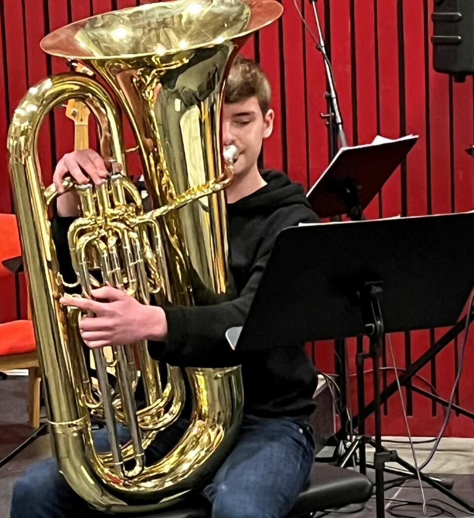 En ung gutt som spiller tuba.