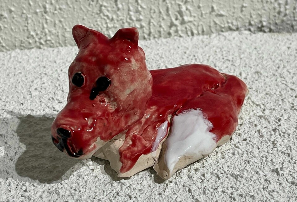 En keramikkfigur. En hund eller rev.