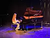 Jente spiller piano på scene