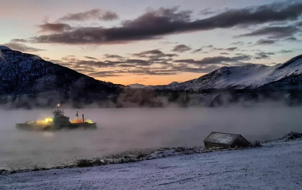 Frostrøyk på fjorden med ferga