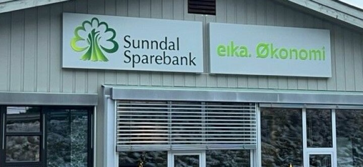 Et hus med skiltene til Sunndal Sparebank og Eika økonomi.