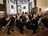 orkester spiller i kirke