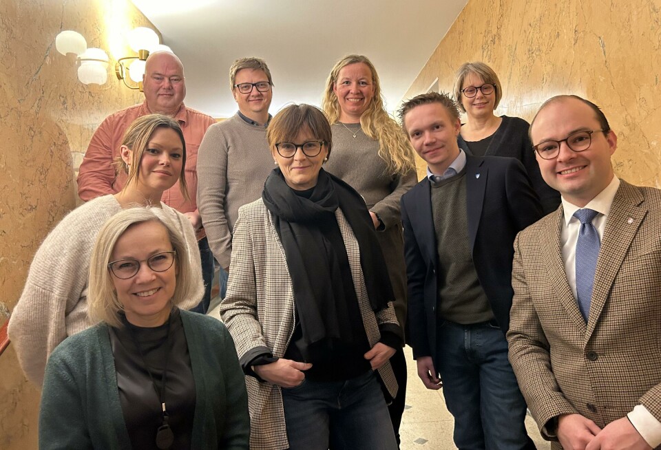 Foran f.v. statssekretær i KDD Sigrun Wiggen Prestbakmo (SP) og statssekretær i KD Sindre Lysø (AP). Andre rekke f.v. ordfører i Grong Ann Jeanette Klinkenberg, ordfører i Rindal Mildrid Kattem Aune og ordfører i Røyrvik Kenneth Tømmermo Reitan. Bak f.v. Bjørn Leo Finanger fra Trøndelag Fylkeskommune, prosjektleder i Rindal Håkon Fredriksen, prosjektleder Indre Namdal Borgny Grande og Mari Grut fra Trøndelag fylkeskommune. Flere personer oppstilt.