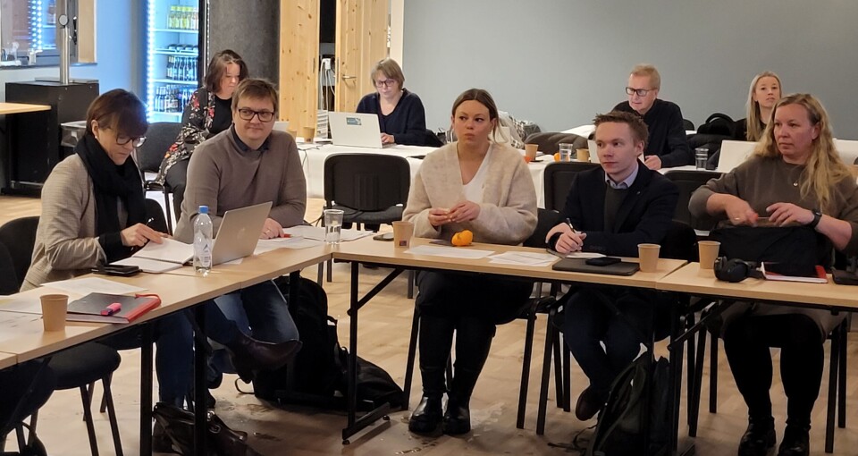 Fra venstre Mildrid Kattem Aune og Håkon Frediksen fra Rindal, ordføreren i Grong, ordføreren i Røyrvik og prosjektlederen i Indre Namdal. Flere personer sittende ved et bord i møte.