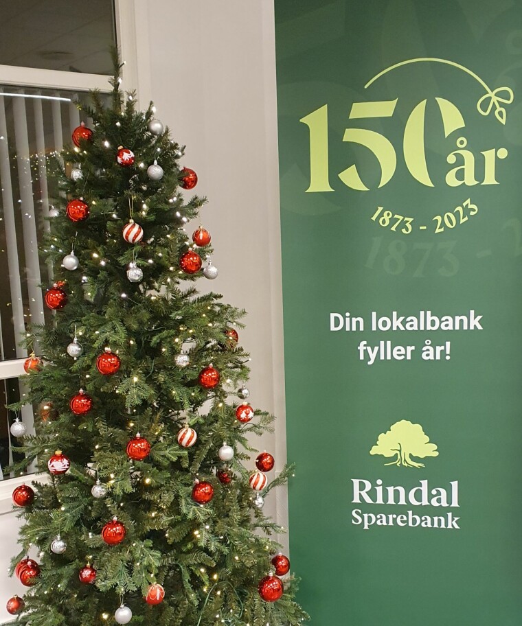 Et juletre og Rindal Sparebank sin logo.