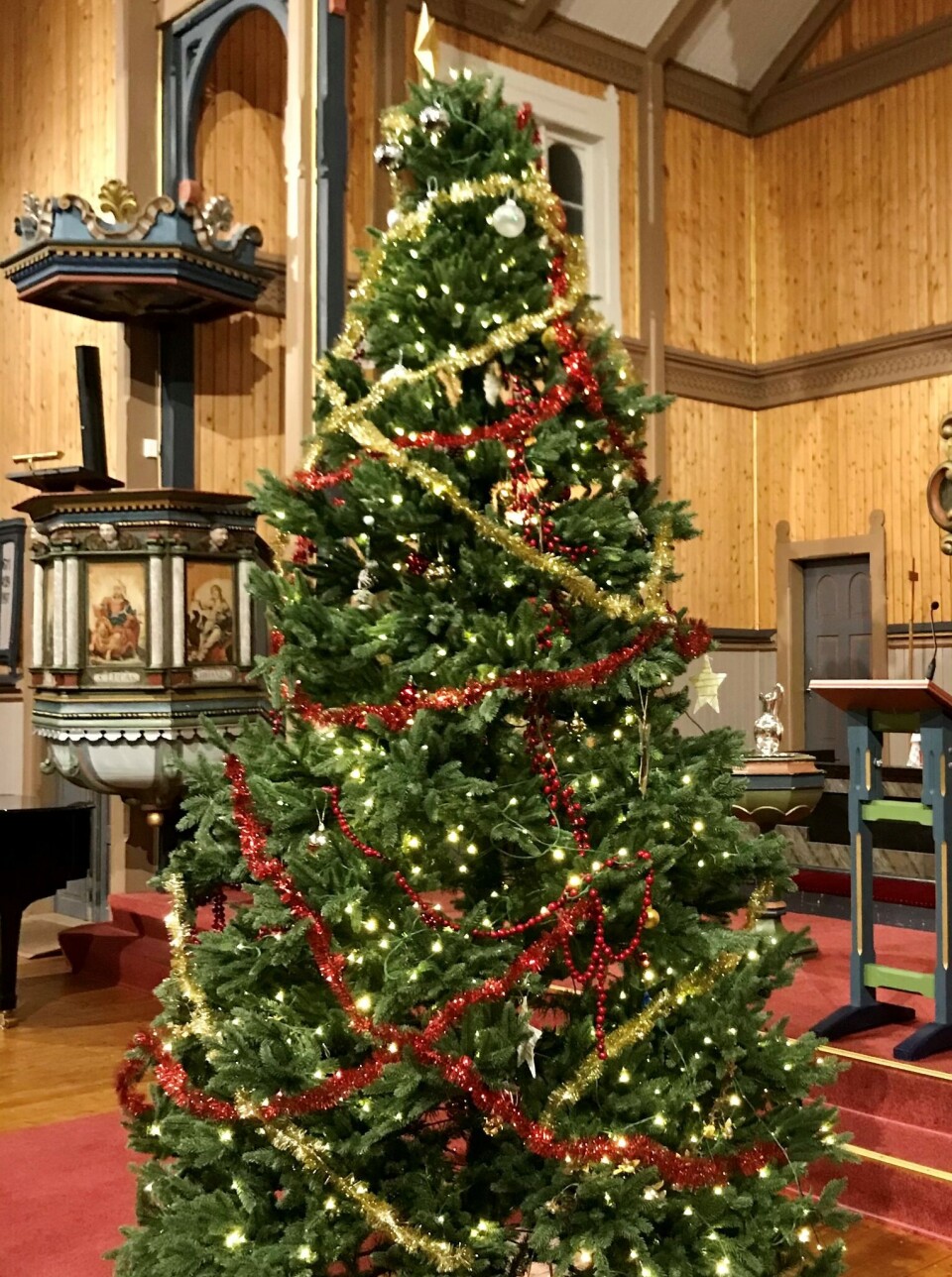 Høgtidsgudsteneste i Stangvik kyrkje Et juletre i ei kirke.