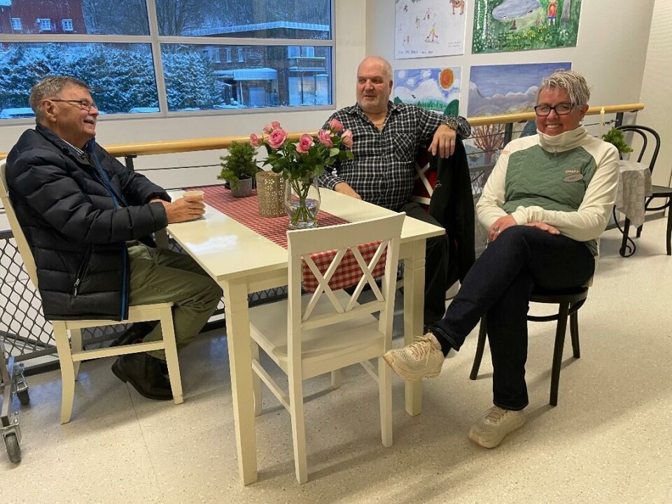 Trivsel på kaffekroken utenfor Coop Faghandel Surnadal. Tre mennesker sitter rundt et bord.