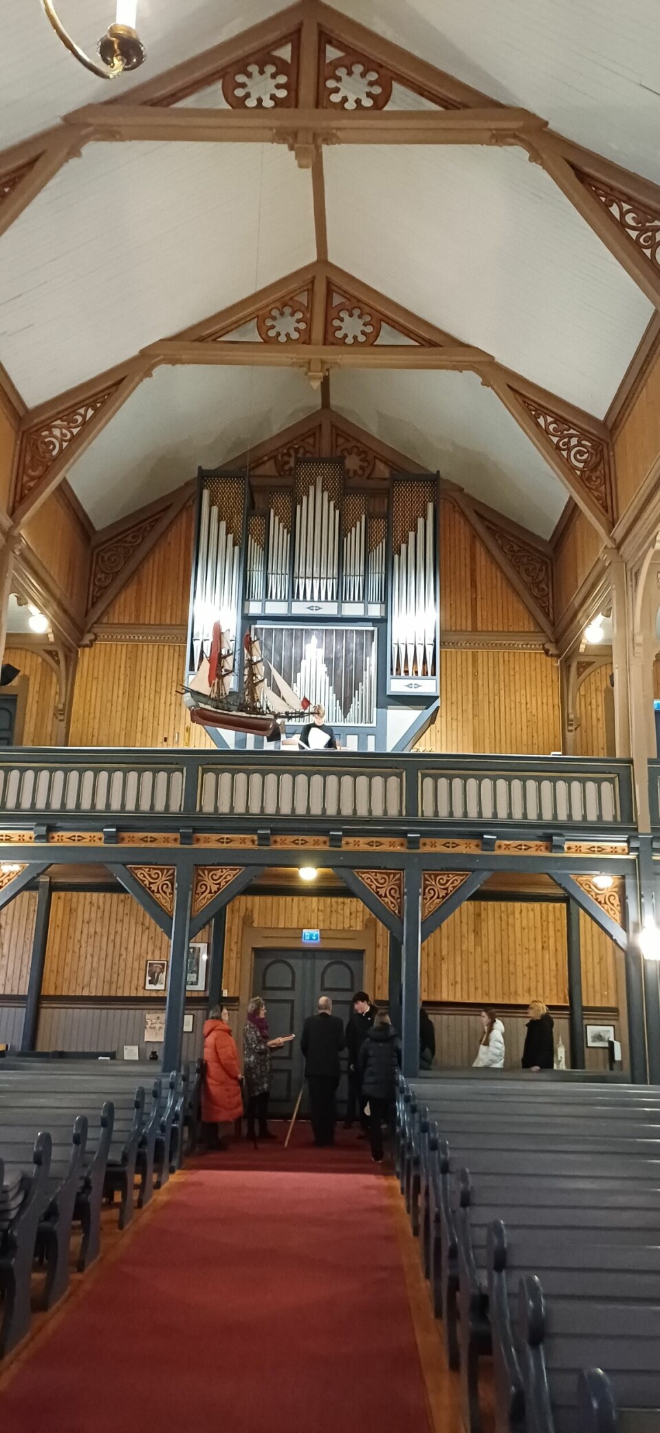 Innsiden av en kirke med orgelet på øveretasjen