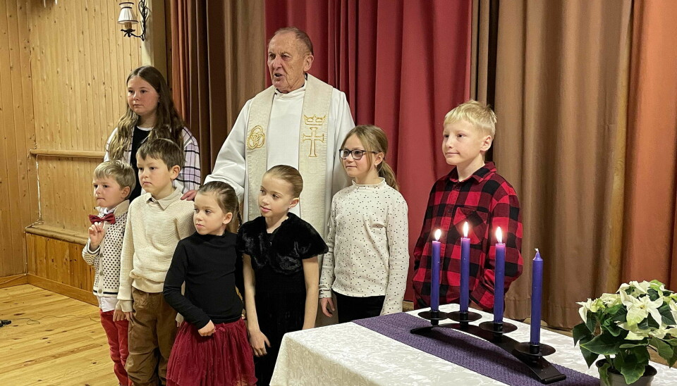 Torbjørn Brøske og unge medliturgar skapte ei fin gudsteneste i Nordvik Forsamlingshus tredje søndag i advent.