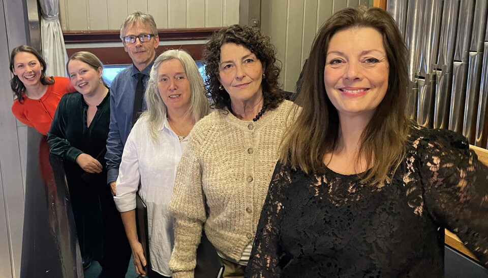 Marie, Gunhild, Kristian, Ann Magret, Borghild og Nora song «Et lidet Barn saa lysteligt» i Åsskard-kyrkja.