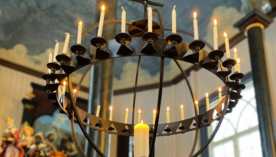 «Heile verda» (globen) med julebodskapens lys – tent av flyktningar i Øye kyrkje.