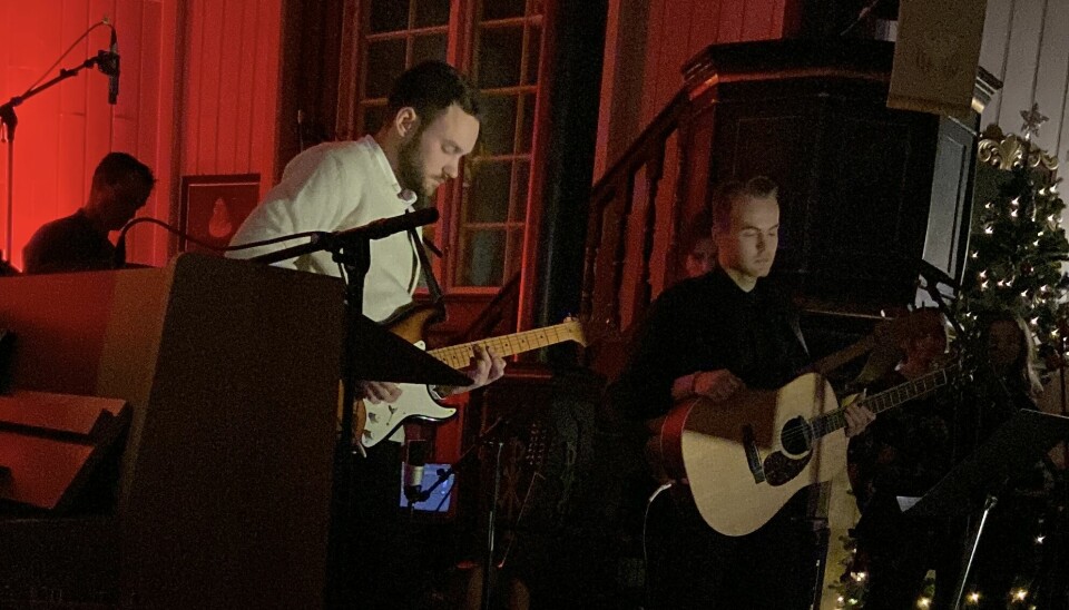 Torstein Snevik og Stein Boge på gitar.