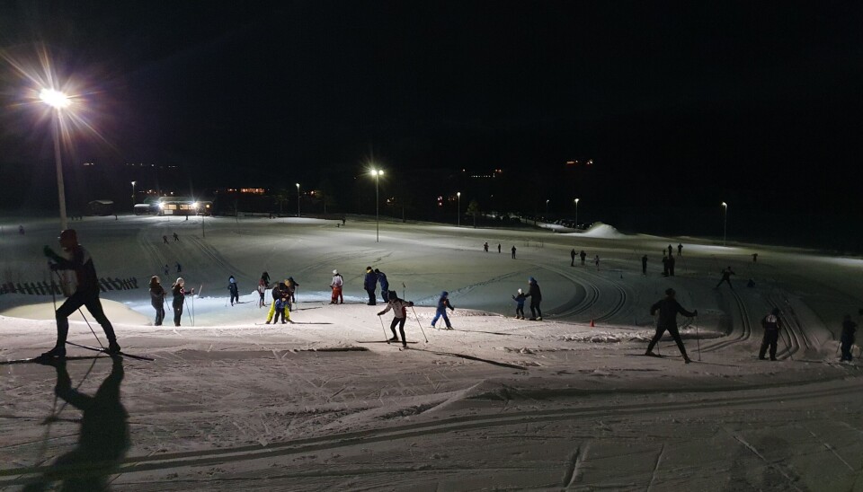 Rindal Sparebanks skicup 2025 Mange mennesker går på ski på en skiarena i mørket