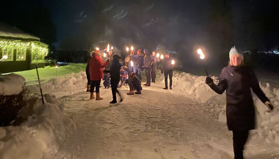 Forhåpentlegvis blir dette det første av mange år med fakkeltog i Øyskog/Brandsnes. fakkeltok i snøen