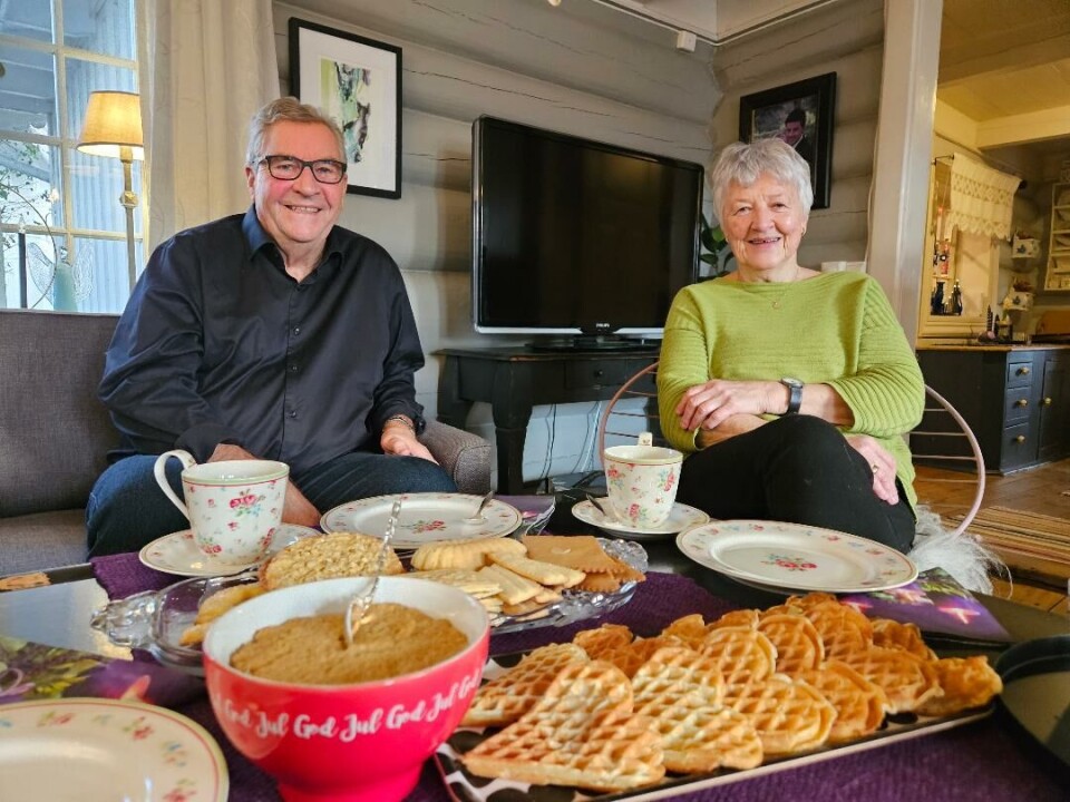 Brit og Magne Hansen hjemme på Kvanne med dekket bord til kaffelag i adventstiden i den gamle, koselige stuen sin. Mann og dame, vafler, mølsgrøt, julebakst og kaffeservice.