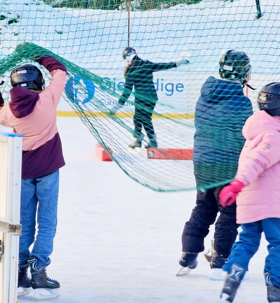 Disco på isen på Blades rinken Unger på skøyter på isen