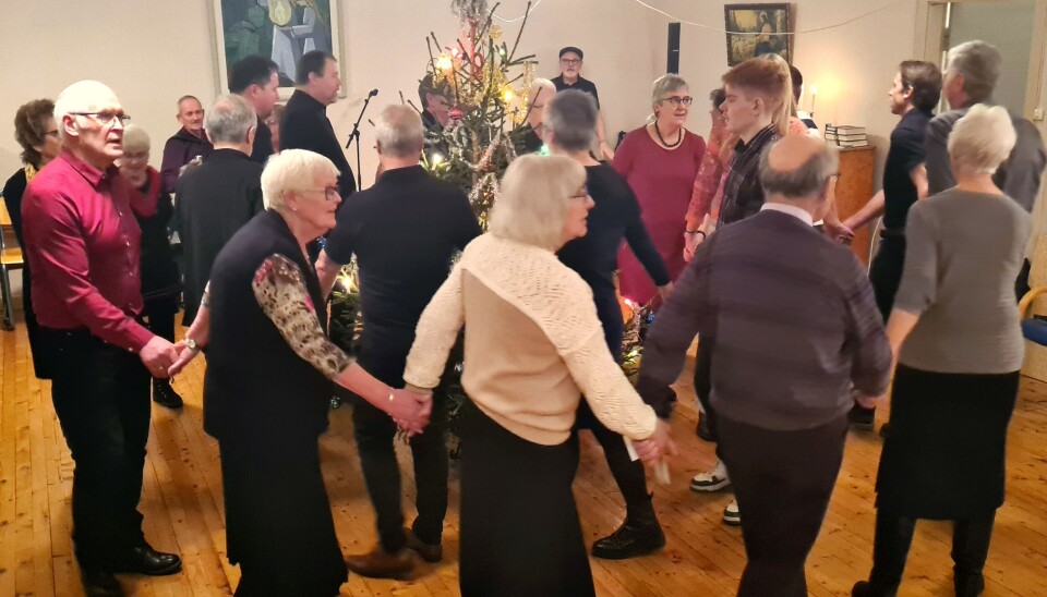 Jan Sturla Jensvold spela til songen rundt juletreet gang kring juletreet