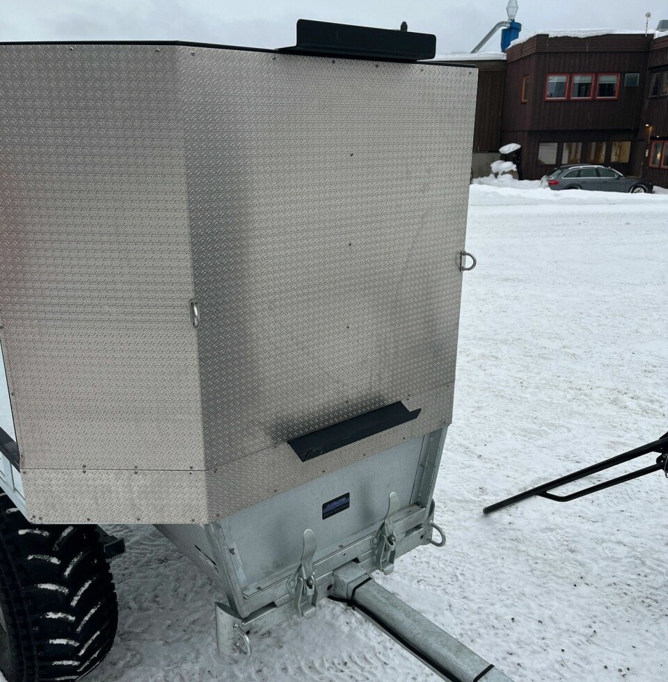 En ATV-tilhenger med skjerm foran.