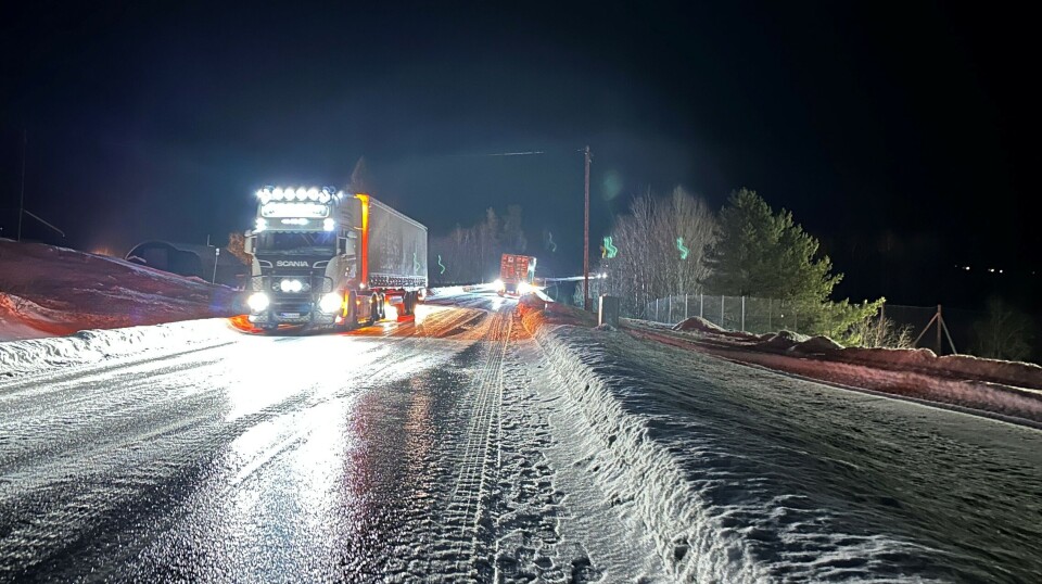 Full stopp for tre trailere i Brønstadøyan - måtte vente på strøbil En trailer som har stoppa på grunn av is på vegen.