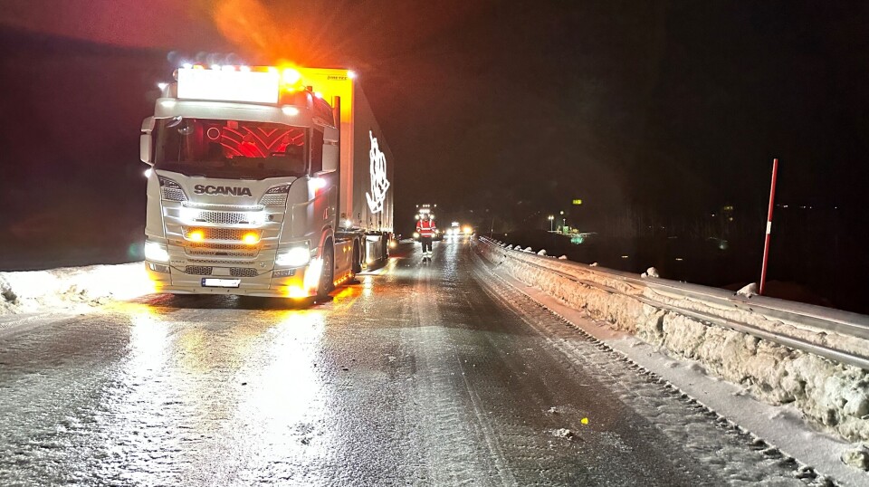 Full stopp for tre trailere i Brønstadøyan - måtte vente på strøbil En trailer som har stoppa på grunn av is på vegen.