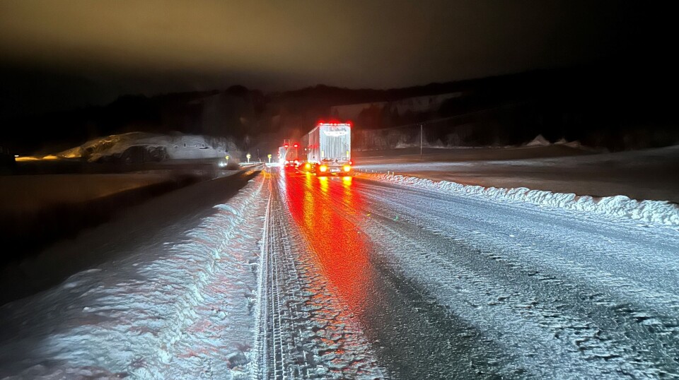 Full stopp for tre trailere i Brønstadøyan - måtte vente på strøbil En trailer som har stoppa på grunn av is på vegen.