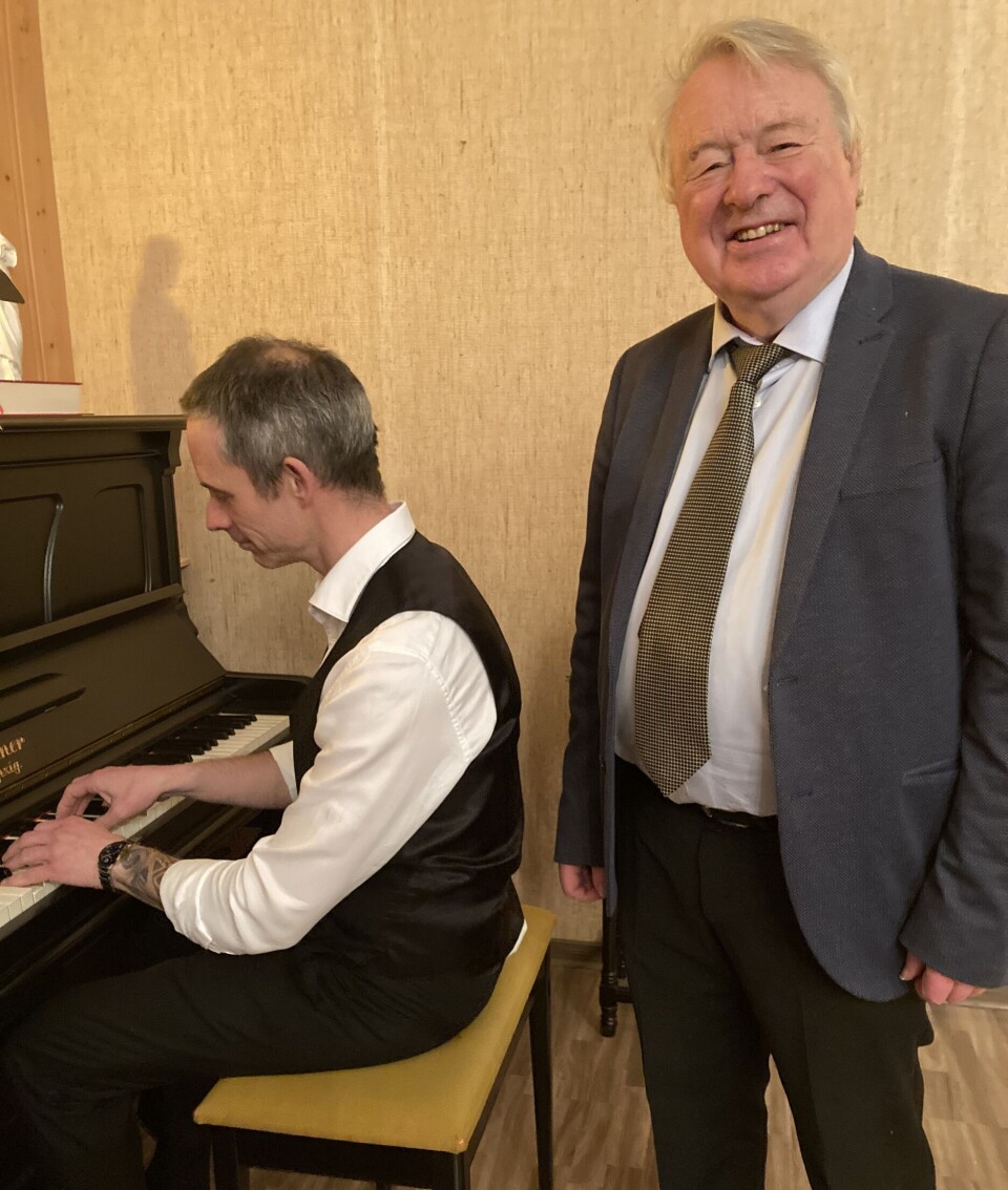 Svein Volle sang og Bjørn Vevang trakterte pianoet. En mann som spiller piano, og en som står ved siden av.