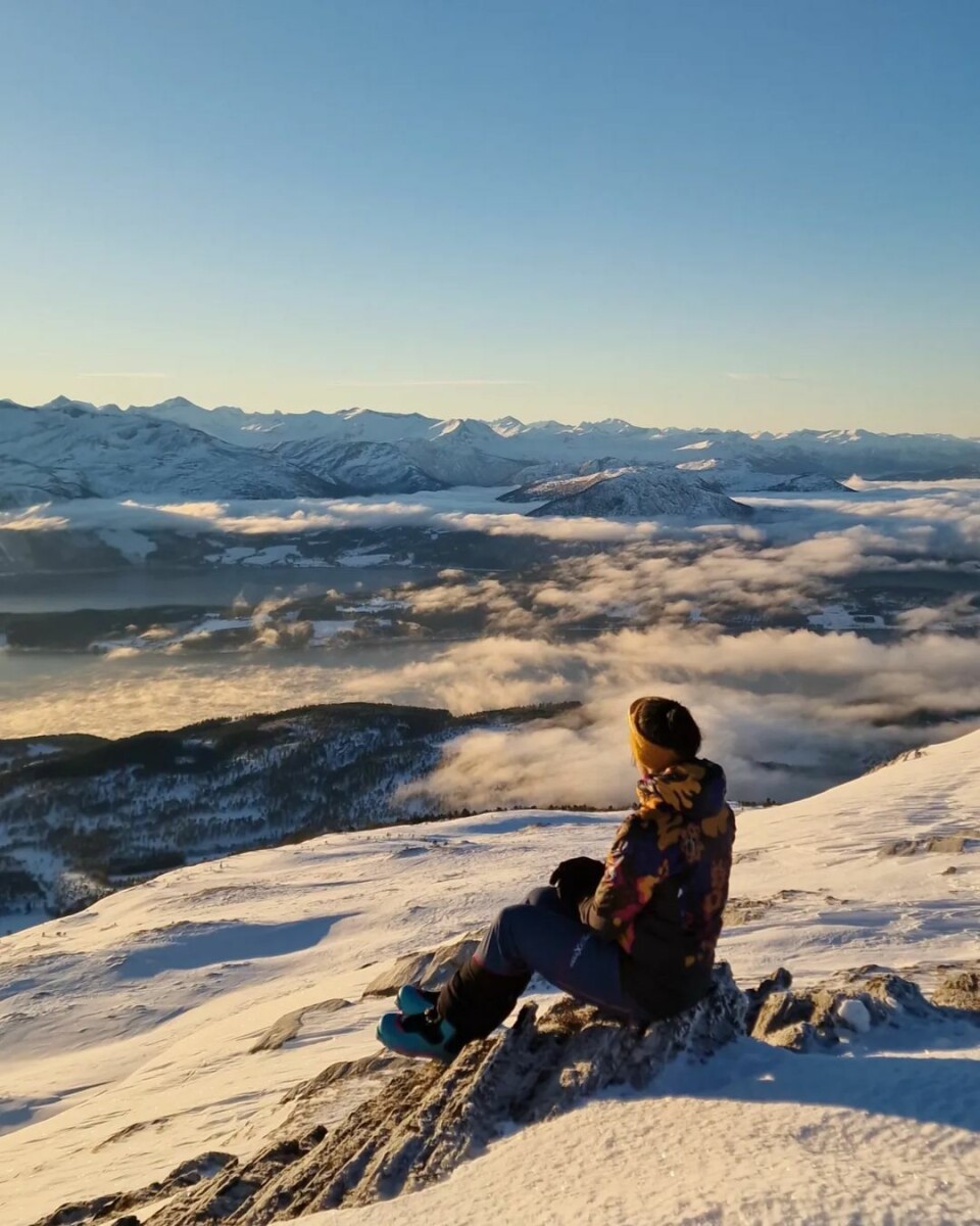Strengen 890 Moh Ei turkledd dame som sitter på en fjelltopp