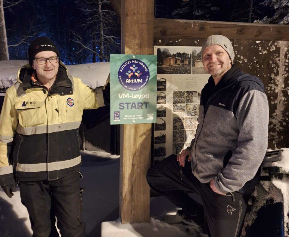 Baard Gåsvand fra Turstigruppa Rindal IL og Morten Møller fra Rindal kommune To menn ved plakat ute