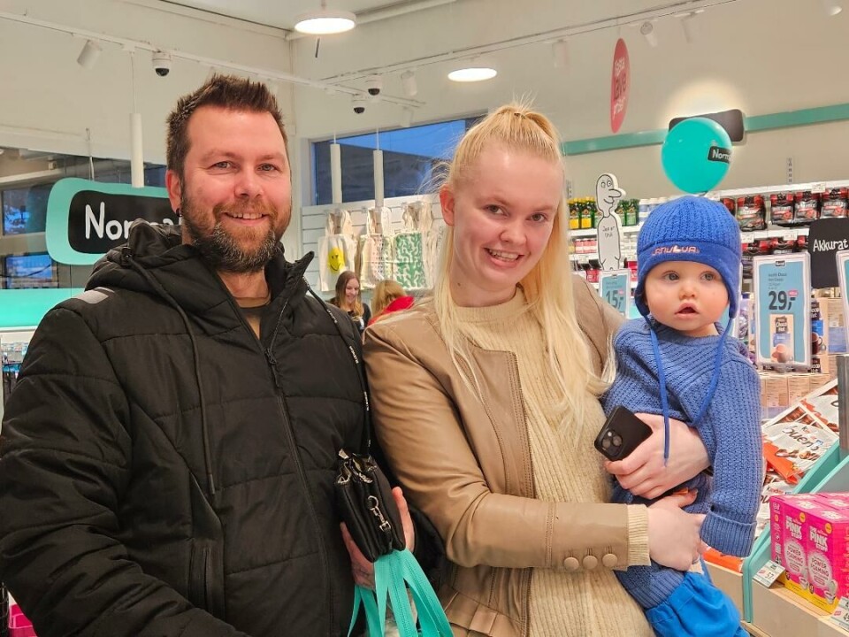 Ole-Martin Aune Fjeld, Silje Avset og Kim-André Avset Fjeld Mann, dame som holder en gutt