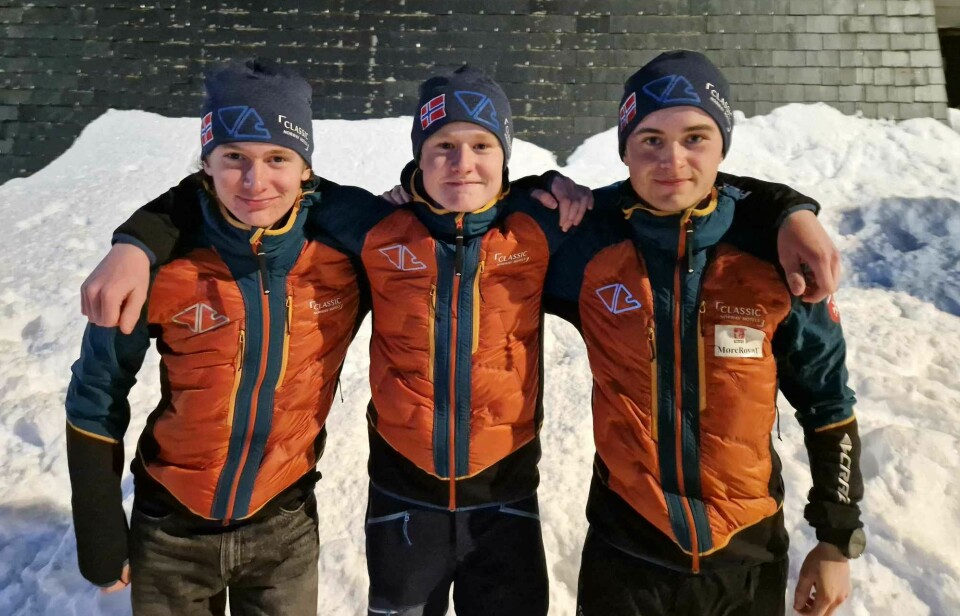 Tre unge menn i vintersportsklær.
