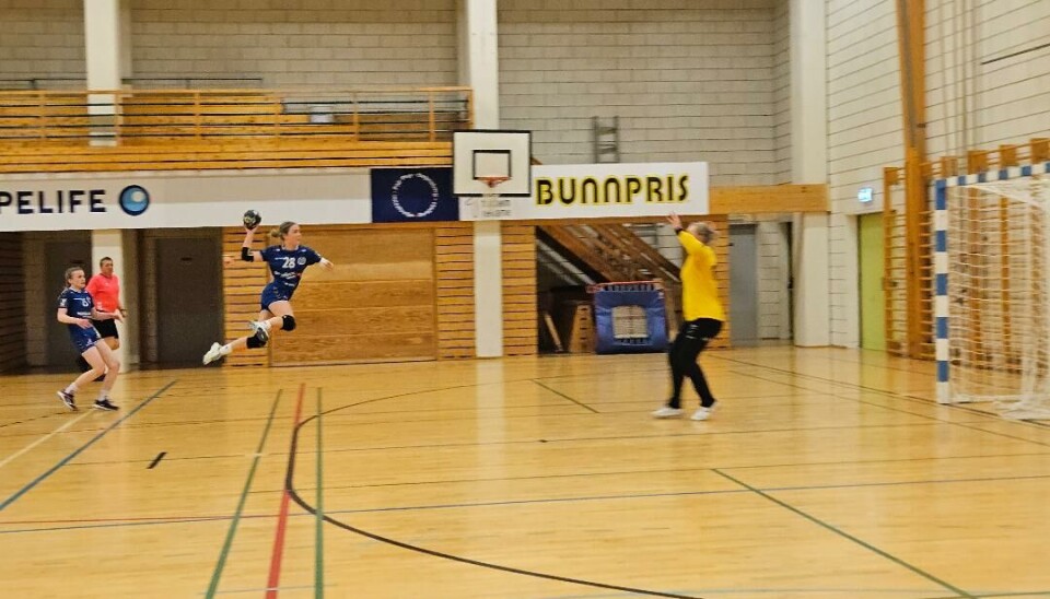 Håndballspillere og en dommer.